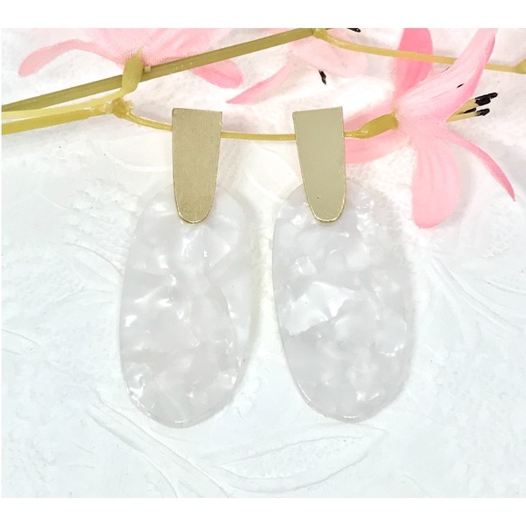 NEW 🌸🌺🌼 Mother of Pearl style acrylic earring - Picture 2 of 5